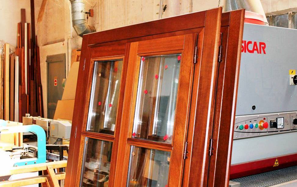 finestres de fusta practicables i corredisses