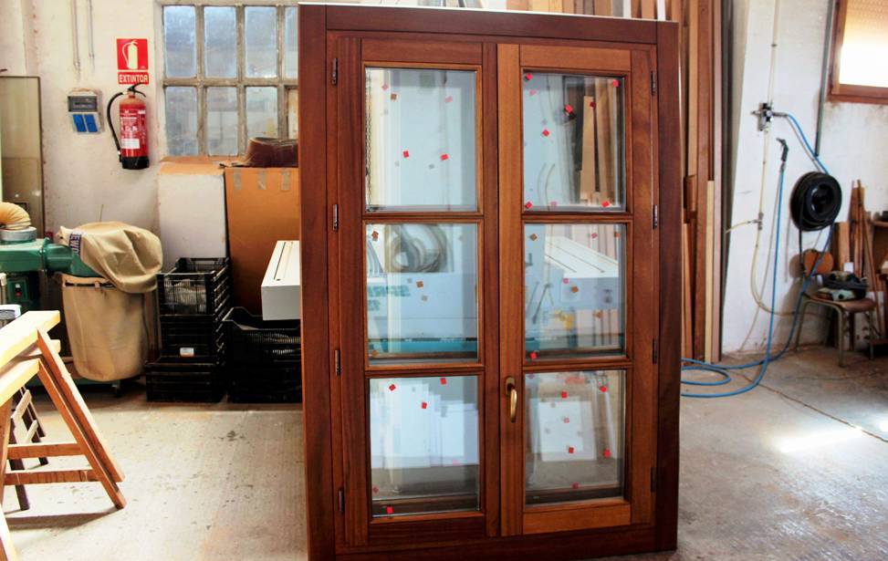finestres de fusta practicables i corredisses
